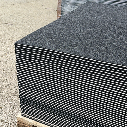 Stapel expo-tegels op pallet