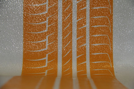 Druckveredelung in Form von Trittschutzlack auf einem Aufkleber