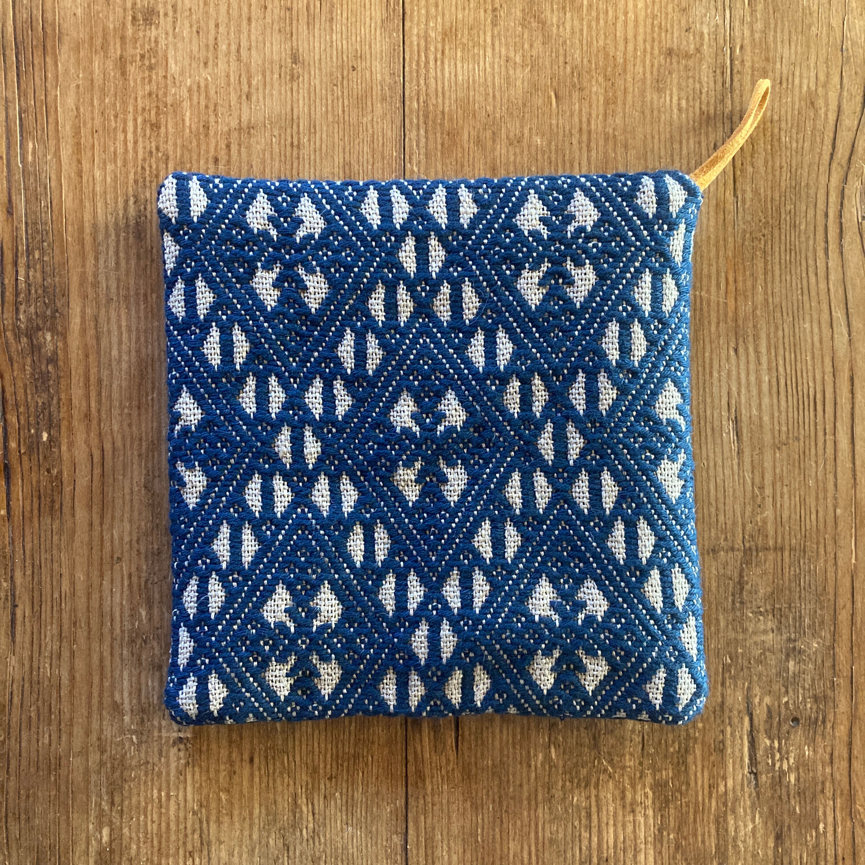 こぎん刺しポットマット　011