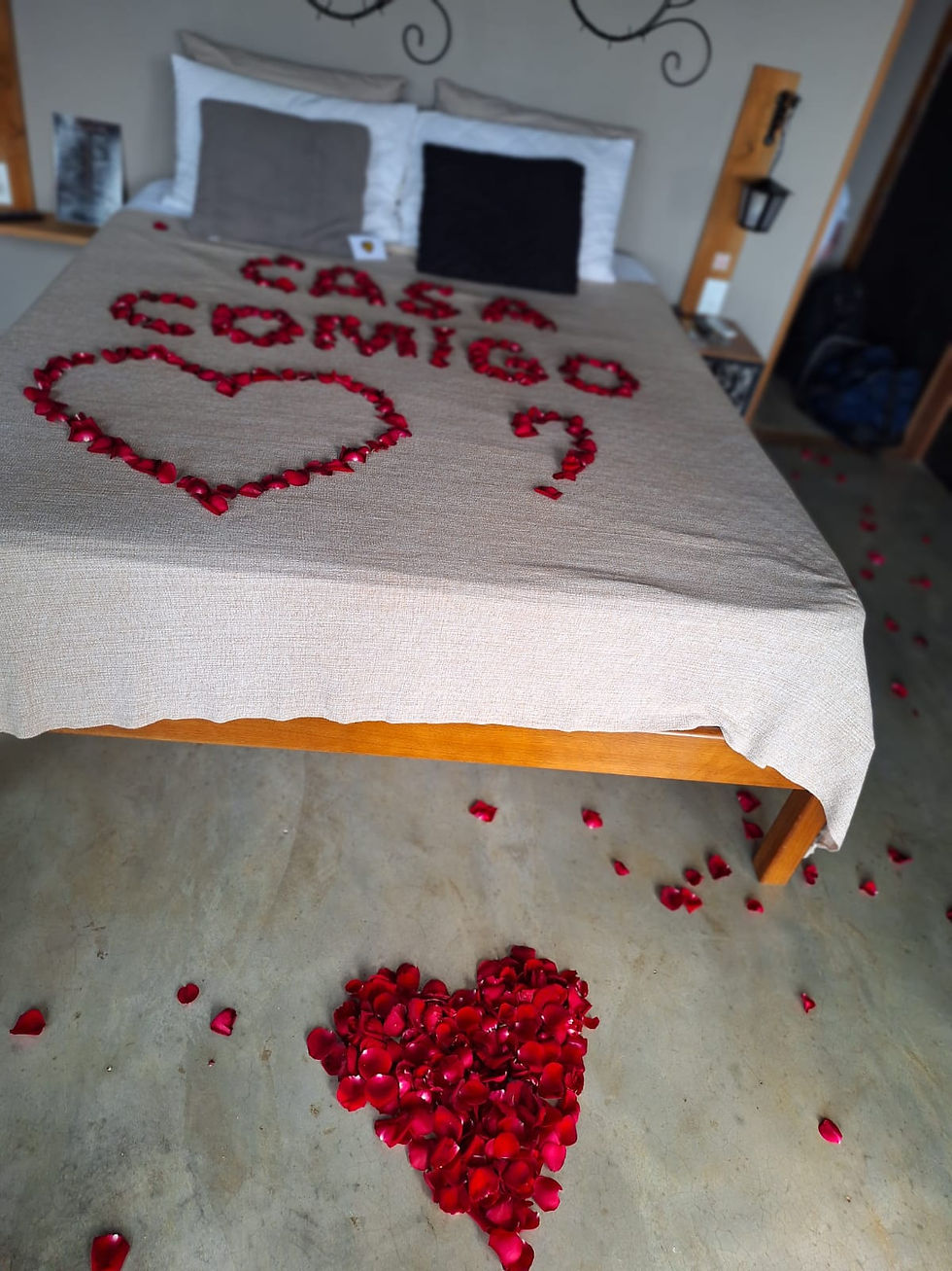 Thumbnail: ROMANTIC DECORATION WITH BUILT OF ROSES OR NOBLE FLOWERS