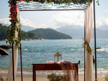 Decoração e Vestido para Casamento na Praia - Por Silvia Flores e Noivas