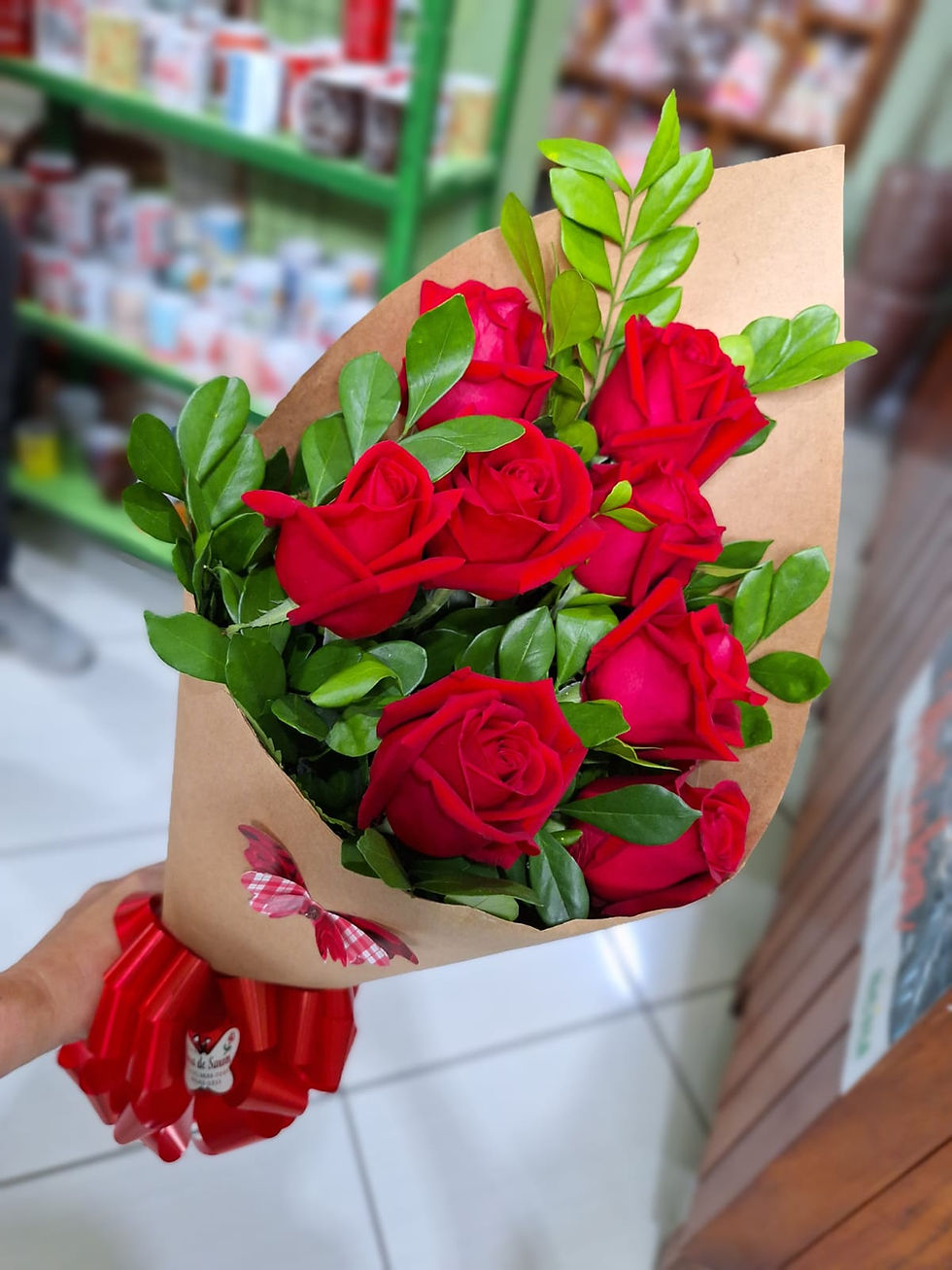 Thumbnail: BUQUÊ COM 8 ROSAS VERMELHAS NO KRAFT