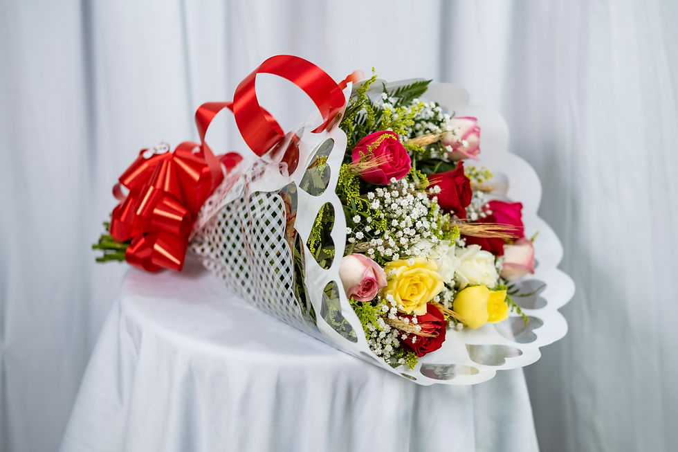 Miniatura: BUQUE COM 12 ROSAS COLORIDO COM GIPSO