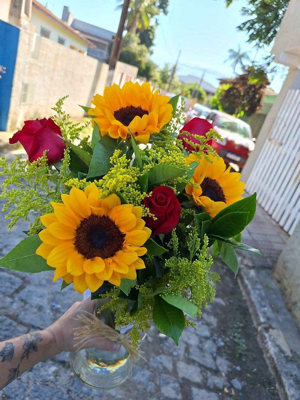 ARRANJO NO VIDRO COM 3 ROSAS VERMELHAS E 3 GIRASSÓIS