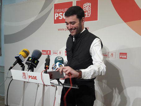 470€ en una noche de hotel en Granda gastos en comidas y nuevas multas de tráfico al coche oficial. 