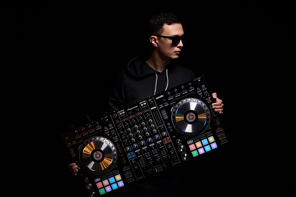 Играющий в темноте. Dj tiesto 2020. Dj upside. Dj ap. Образ диджея.