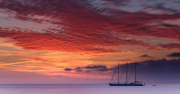 coucher de soleil avec un volier au large