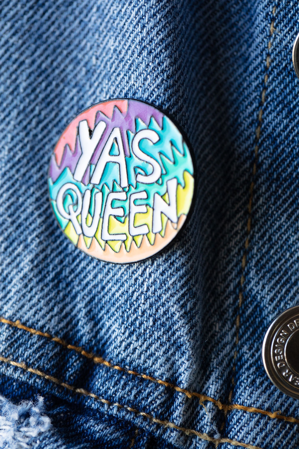 Miniature : Yes Queen! Enamel Pin