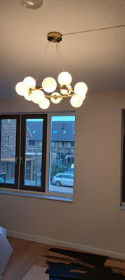 Plafondlamp met meerdere lichtbollen in woonkamer