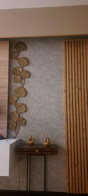 Sfeervolle wand met houten latten en behang