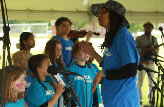 Música Franklin students singing-cropped.jpeg
