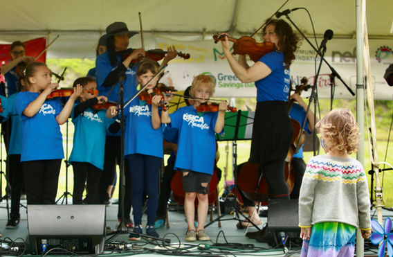 Música Franklin students playing violin-cropped (1).jpeg