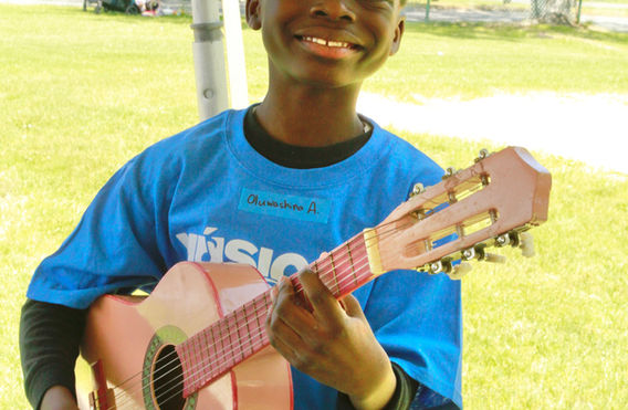 Música Franklin student trying out the guitar.jpeg