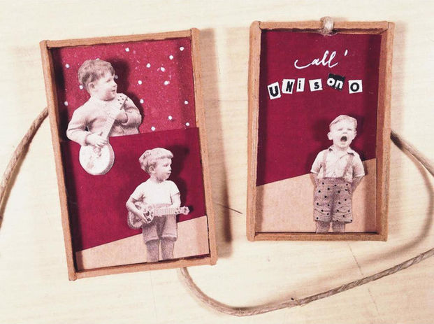 scatolina vintage con all'interno un'illustrazione di una storia d'amicizia, un coro di bimbi che cantano 