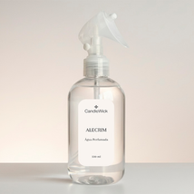 Água perfumada para tecidos e ambientes em frasco de vidro e essência premium