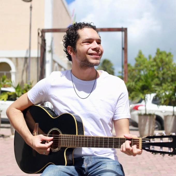 Músico e palestrante autista Lucas Sampaio
