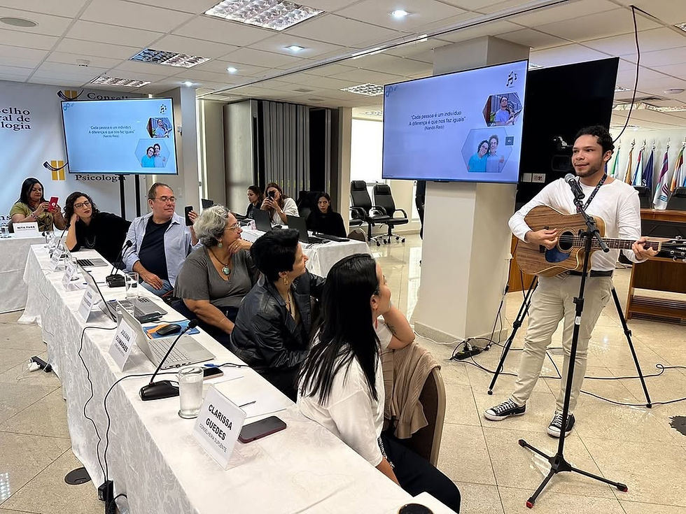 Músico e palestrante autista Lucas Sampaio, durante palestra no Conselho Federal de Psicologia (CFP), em Brasília