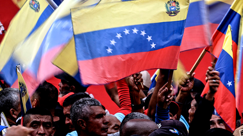 "Apoiar a Venezuela contra a intervenção e a guerra dos EUA!"