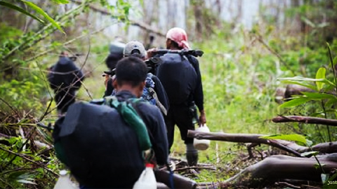 "Forças vermelhas filipinas em luta contra a lei marcial de Duterte"