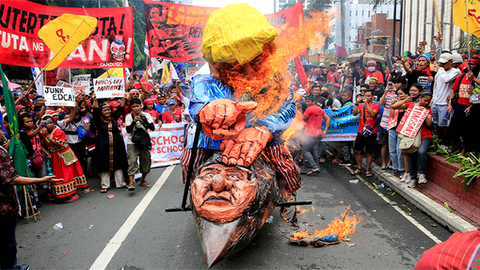 "Por fim à lei marcial! Derrubar o regime dos EUA/Duterte!"