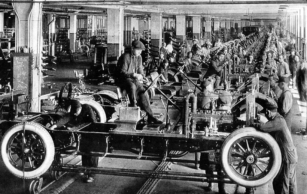 Linha de montagem da Ford, no período da Indústria 2.0