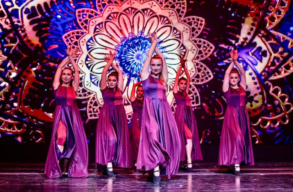 Flowing costume design for live musical performance celebrating Umm Kalthoum