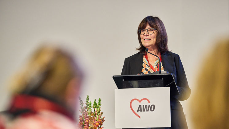 Das Bild zeigt die Landesvorsitzende am Rednerpult.