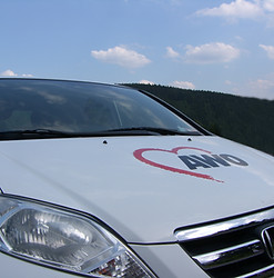Das Bild zeigt ein Auto des AWO Ambulanten Pflegedienstes.