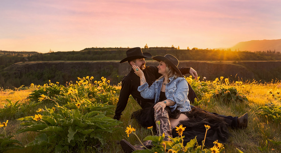 Couple-Wildflower-Sunset-Photography-Pacific-Northwest