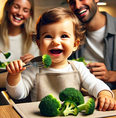 Criança comendo feliz, correta introdução alimentar