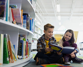 Adolescentes en la biblioteca