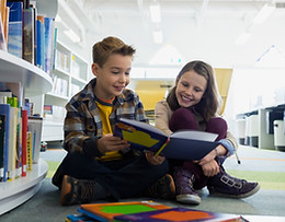 Tieners in de bibliotheek