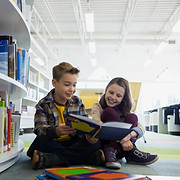 Jugendliche in der Bibliothek