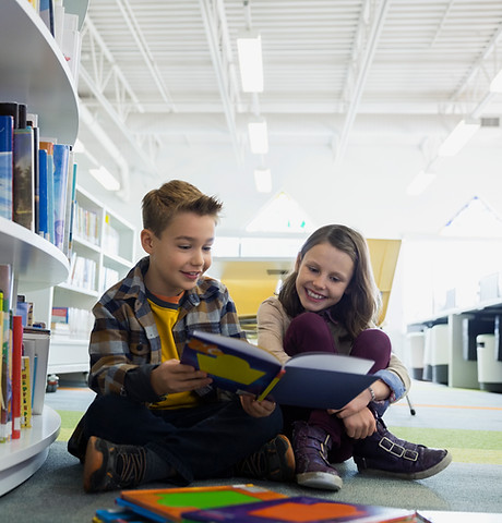 Jugendliche in der Bibliothek