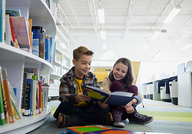 Jugendliche in der Bibliothek