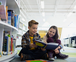 Jugendliche in der Bibliothek