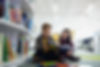 Adolescents à la bibliothèque