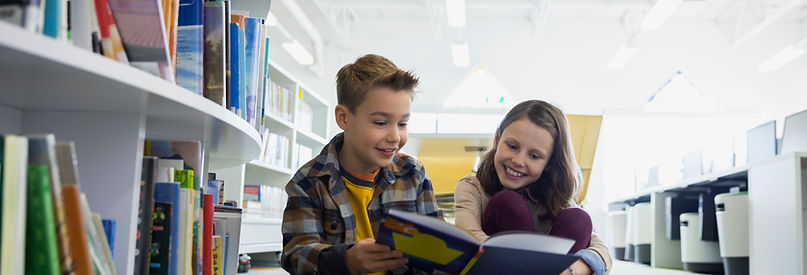 Adolescentes en la biblioteca