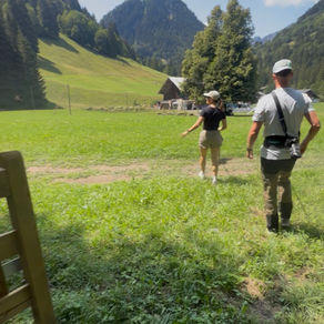 couple en cani-randonnée avec un husky