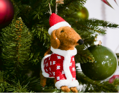 Miniaturbild: Weihnachtsdackel „Röd Julhund“ – Filz-Anhänger in Rot