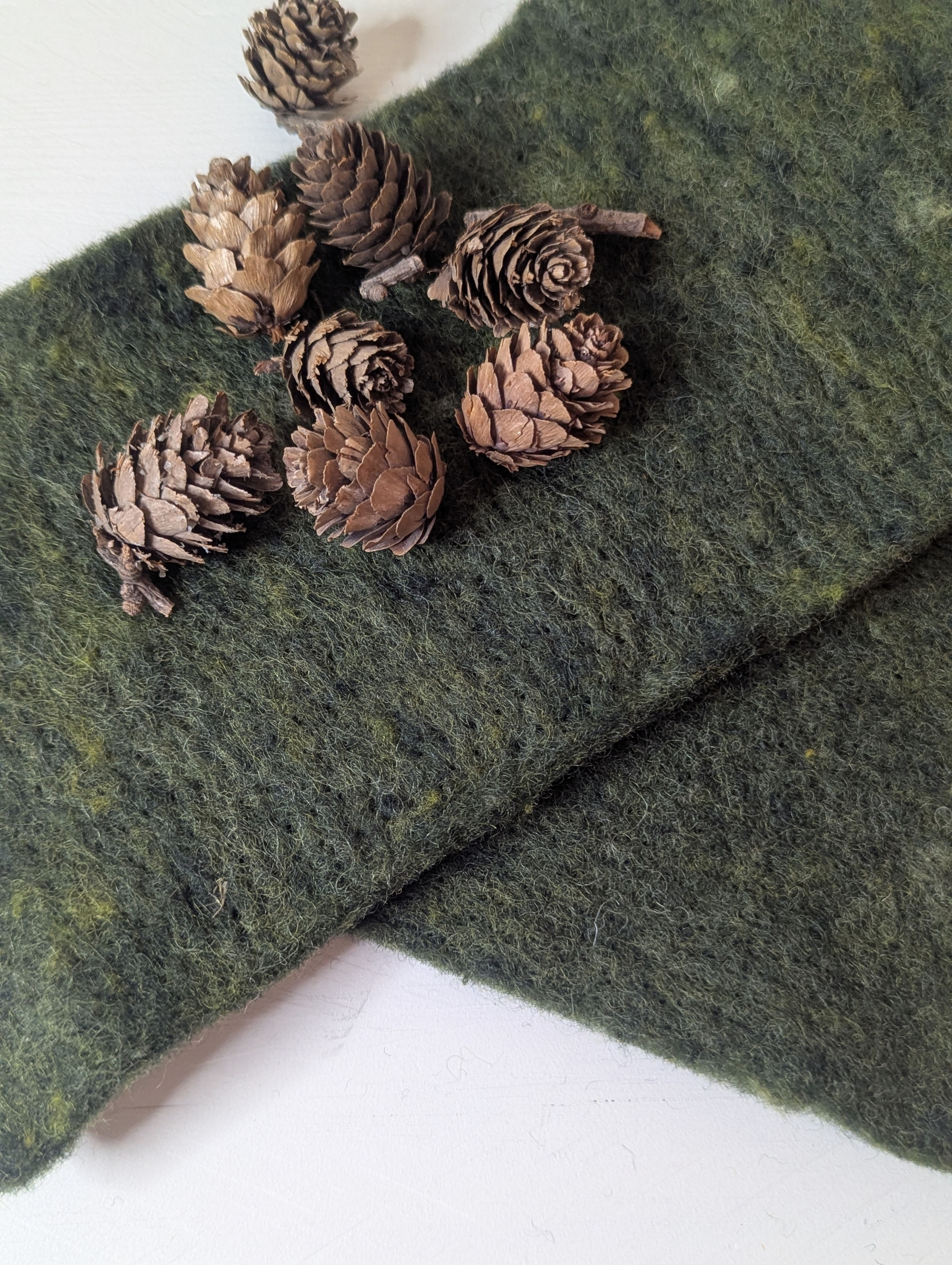 Herbstliches Filzband/Topfband in tiefem Moosgrün - 100 % Schurwolle