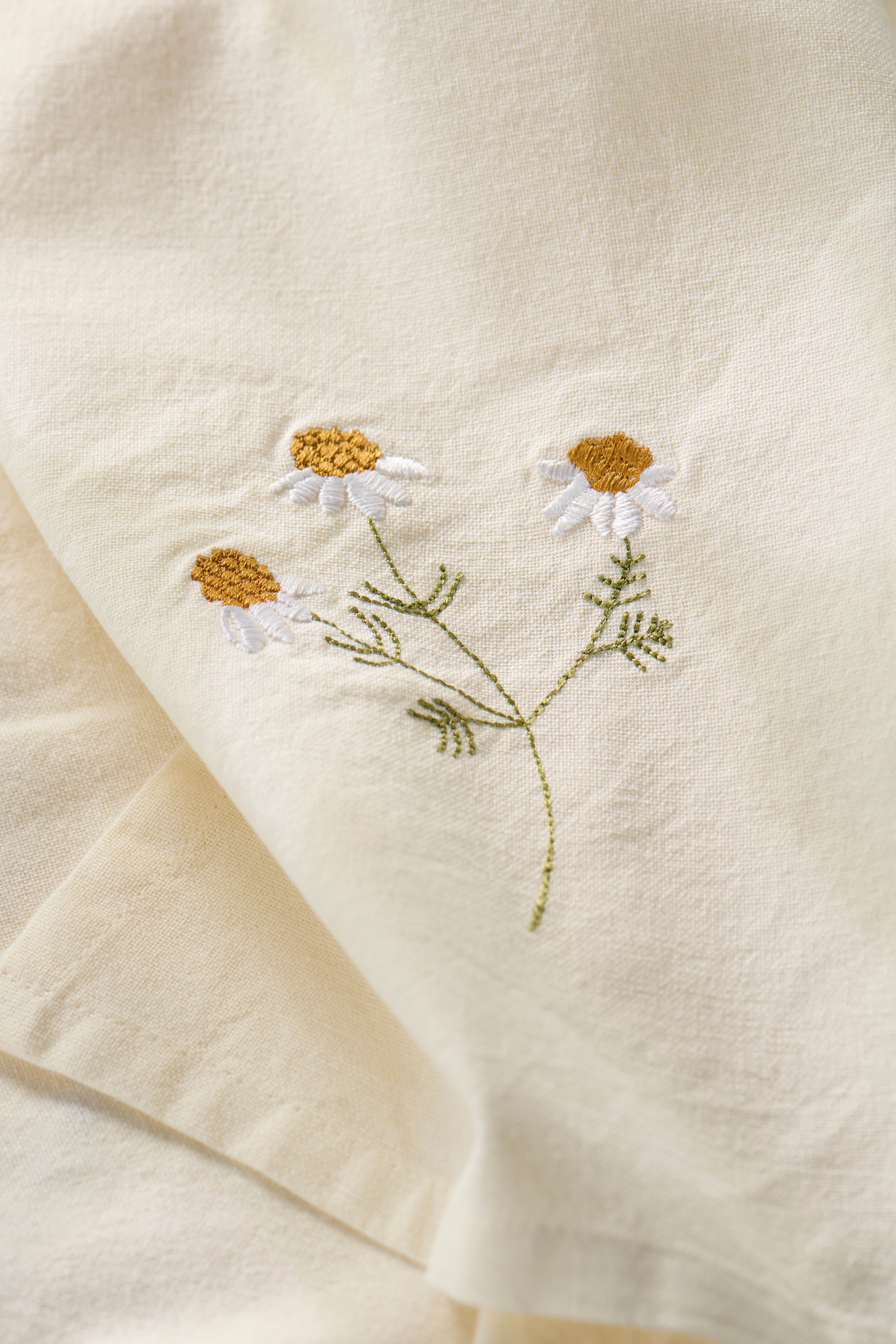 Geschirrtuch „Flora" mit gestickter Mergerite von - IB Laursen -