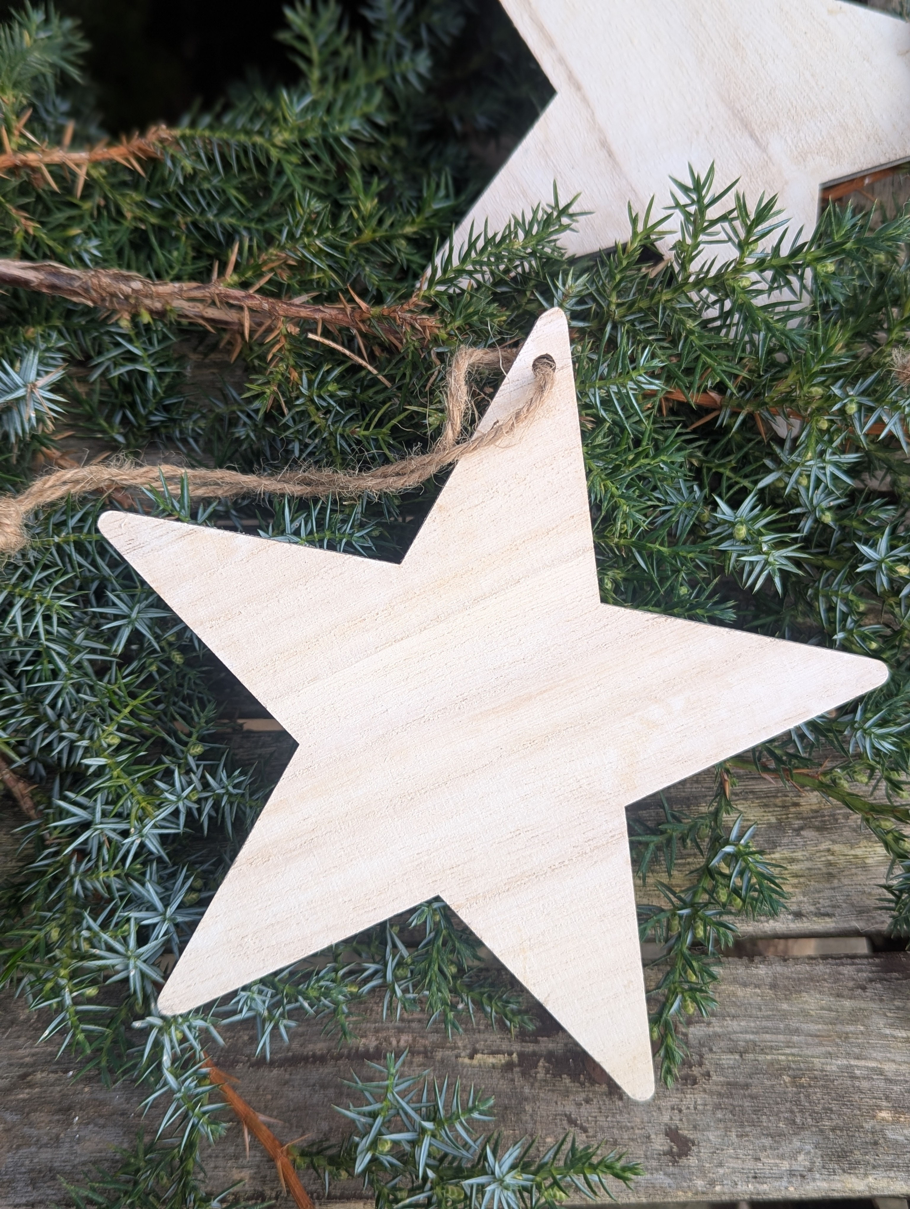 Holz-Sternanhänger 2er Set  – Natur White-Wash – Ø 15 cm