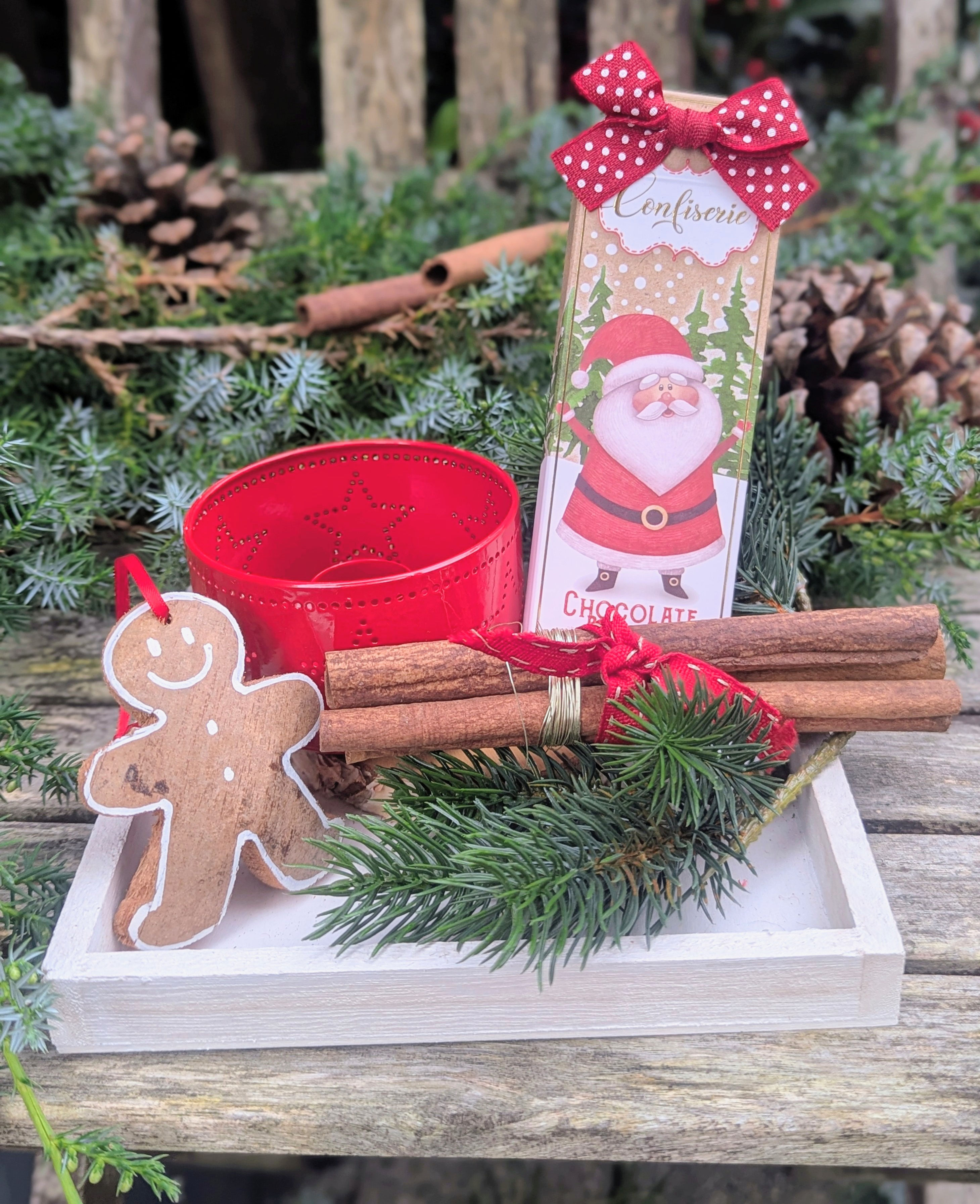 Teelichthalter aus Metall – Rot mit Sternenmotiv (Ø 8 cm × H 5 cm)