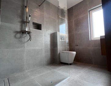 Modern fürdőszoba felújítás generálkivitelezés teljes kivitelezés Eger Miskolc BuildIt Group