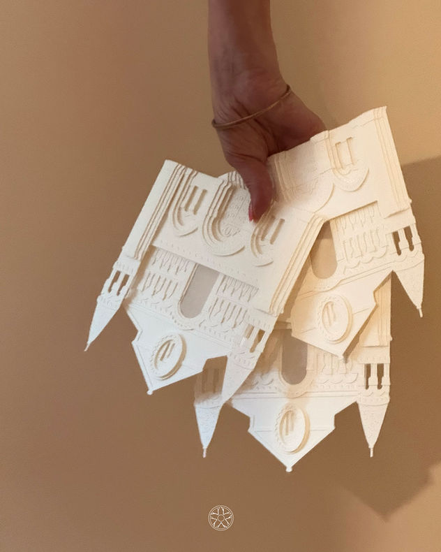 designer papier; artiste papier; paperart; paper artist; paperdesign; patrimoine; métier d'art; artisan d'art; métier d 'art de nouvelle aquitaine; déco tout en papier; vitrine en papier; création en papier; maison en papier; création papier; mise en scène en papier; veronique hermouet; Poitiers; ville de Poitiers; cadeau personnalisé; cadeau original; notre dame; notre dame la grande; église romane, 