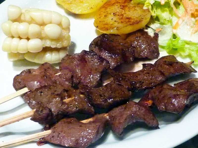 Les anticuchos au Pérou