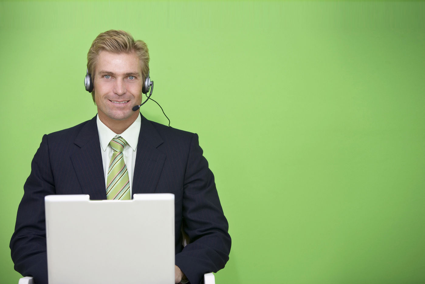 Geschäftsmann mit Headset und Laptop bietet professionellen KI-Support