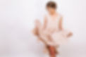 chica-rizada-alegre-peinado-lindo-posando-juguetonamente-mientras-prueba-vestido-nuevo-ele