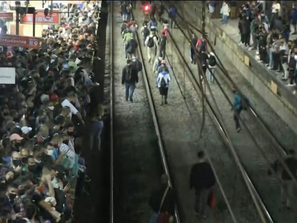 Falhas elétricas na rede ferroviária afetam a circulação de trens que atrasam os paulistanos. 